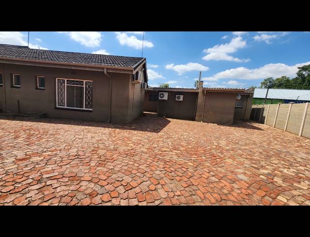217M² OFFICE FOR SALE IN RUSTENBURG CENTRAL